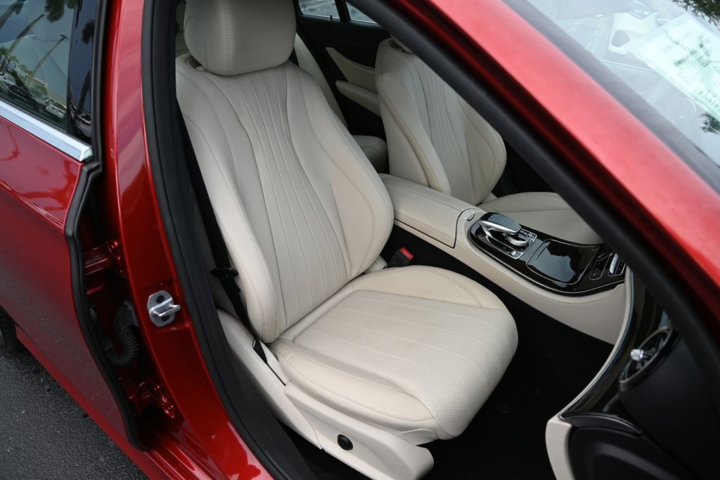 2019 Mercedes Benz E 300 photo 9