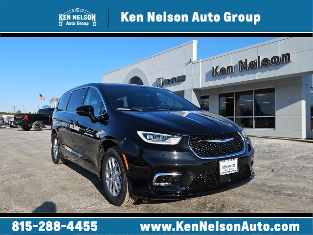 2026 Chrysler Pacifica Select's photo