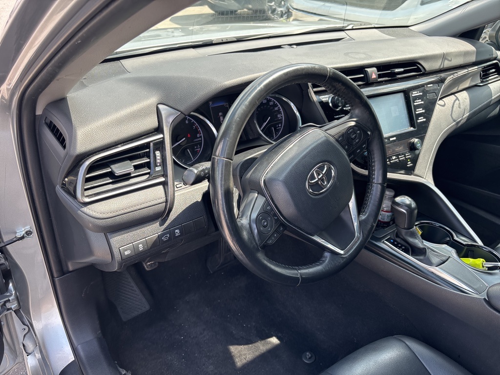 2020 Toyota Camry SE photo 3