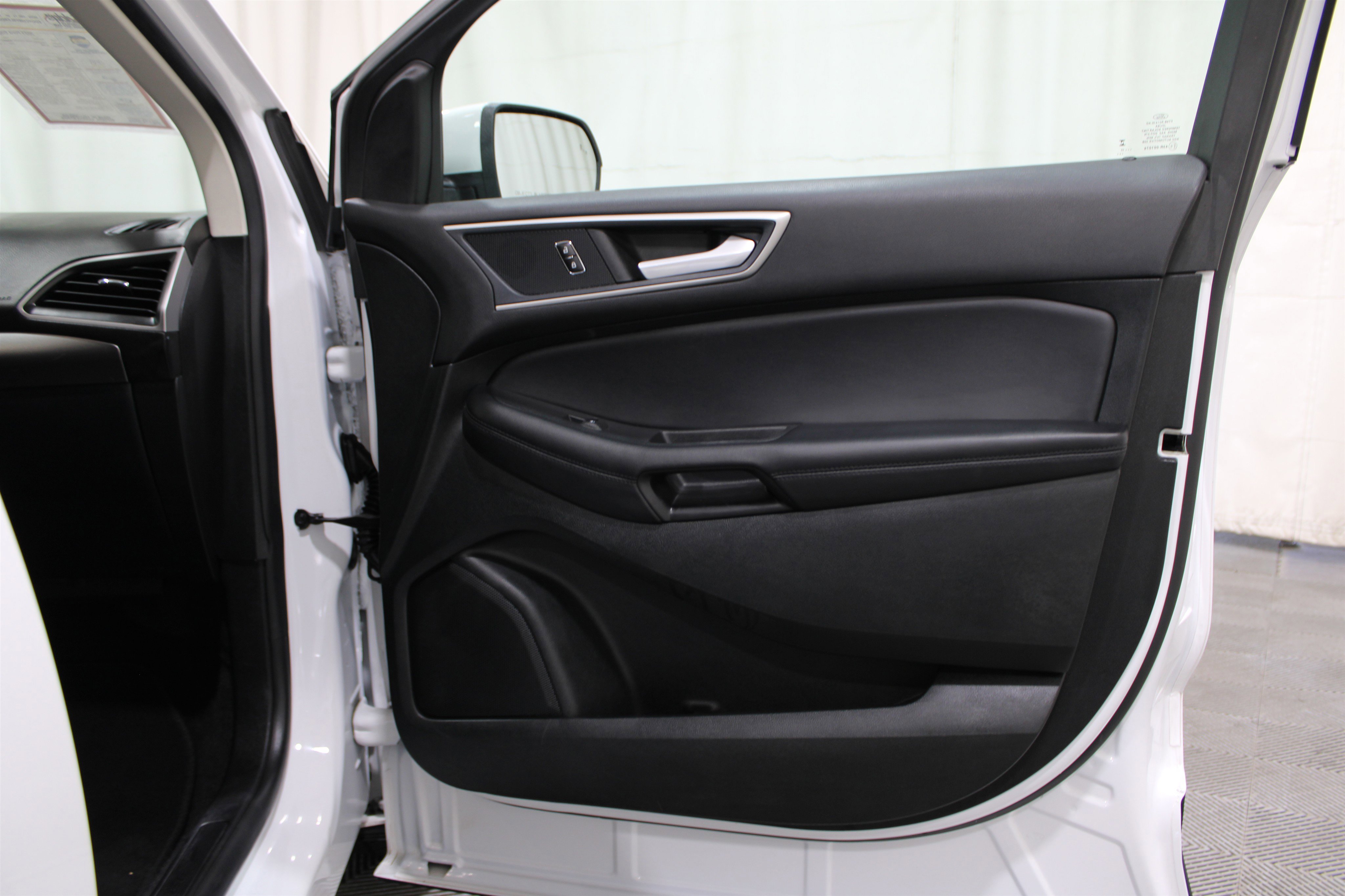 2023 Ford Edge SEL photo 13