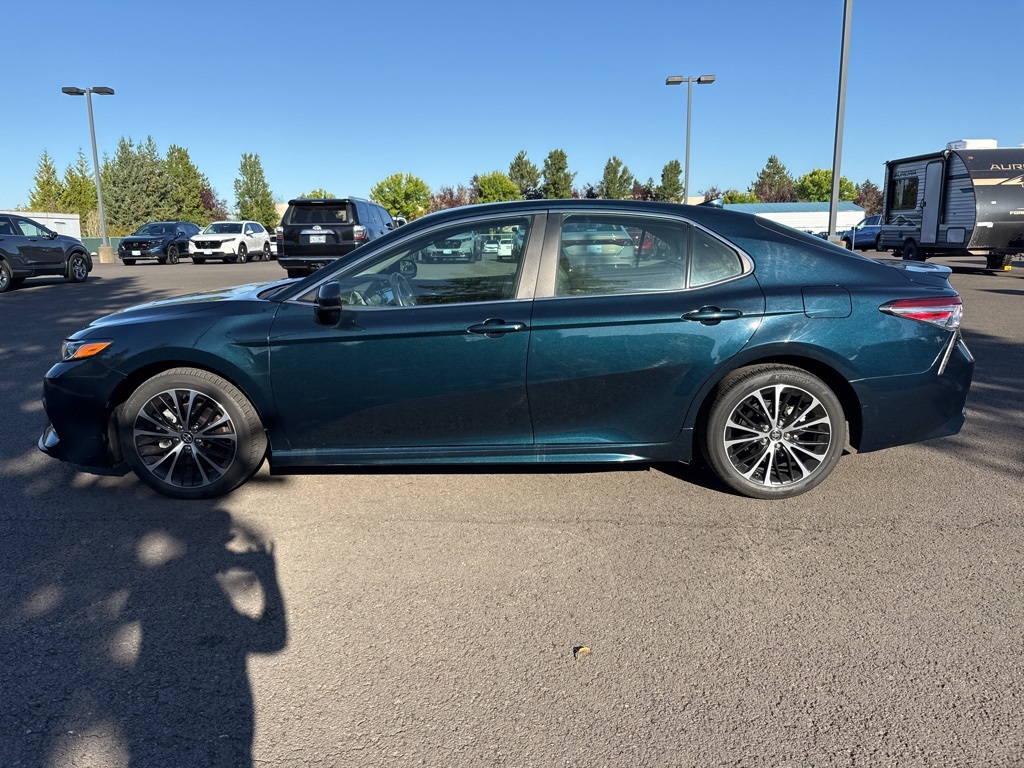 2020 Toyota Camry SE photo 4