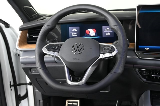 2026 Volkswagen Tiguan SEL R-Line photo 3