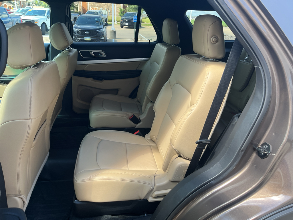 2016 Ford Explorer XLT photo 37