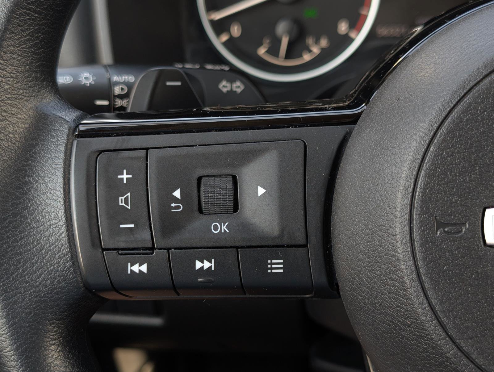 2023 Nissan Rogue SV photo 11