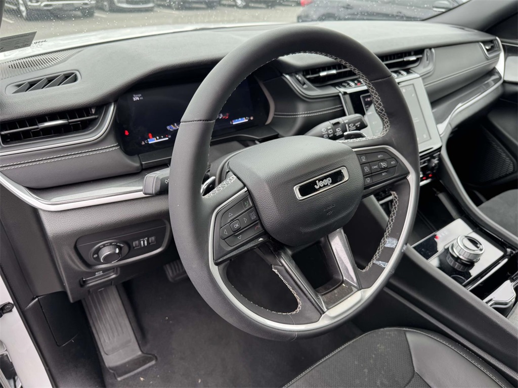 2023 Jeep Grand Cherokee Altitude photo 2