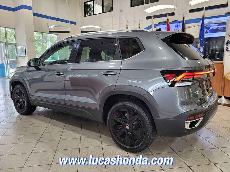 2025 Volkswagen Taos SE photo 3
