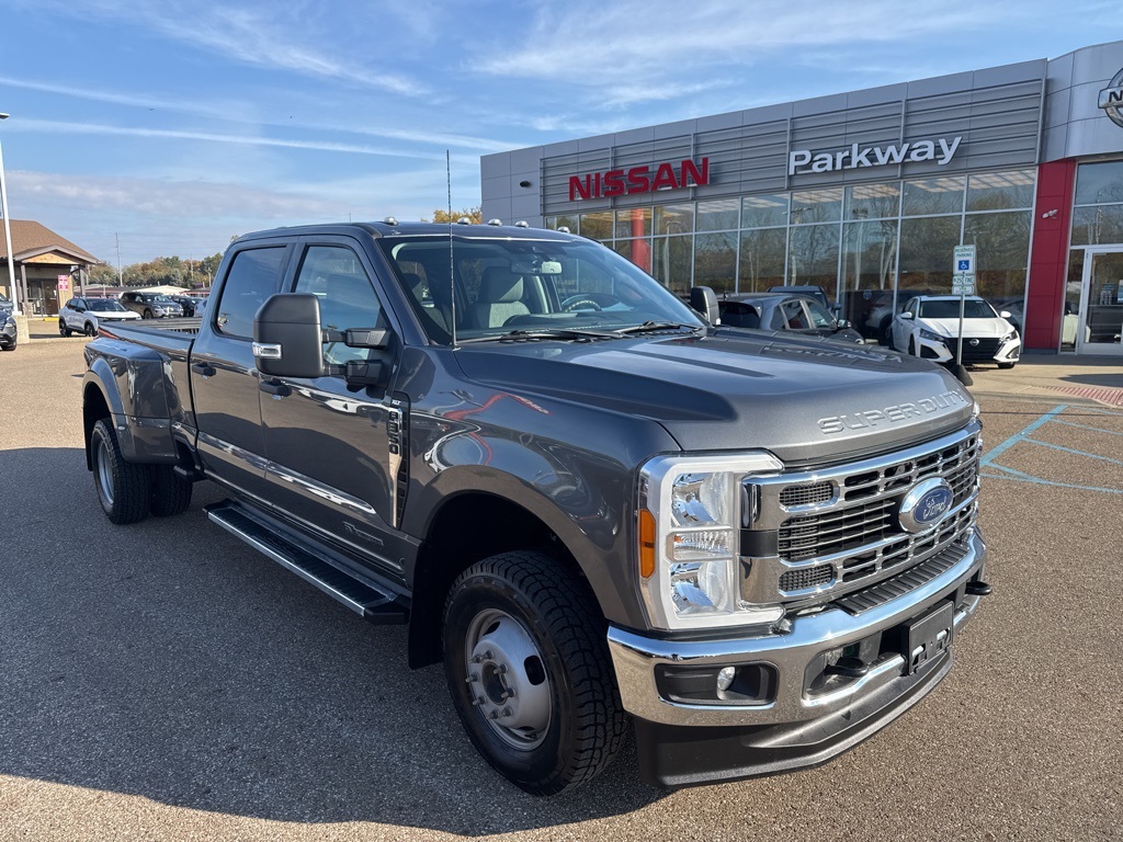 2023 Ford F-350 photo 2