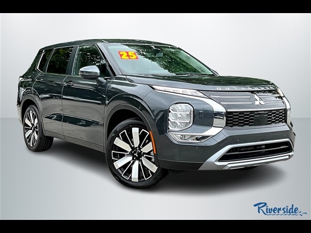2025 Mitsubishi Outlander SE's photo