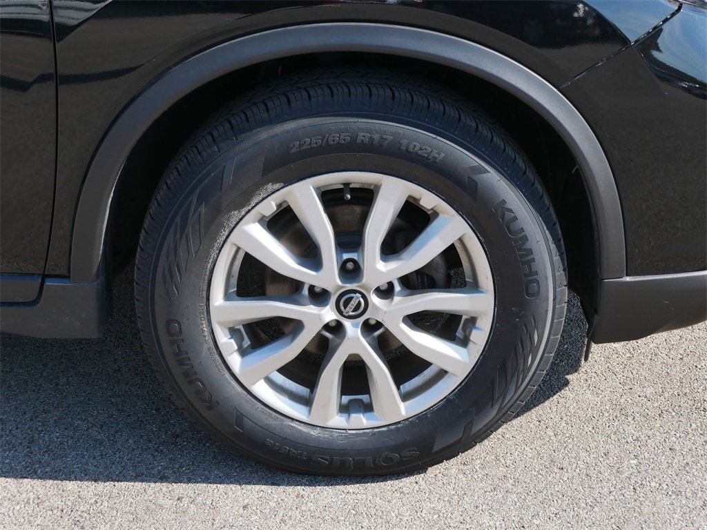 2017 Nissan Rogue SV photo 9