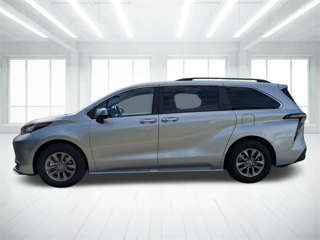 2023 Toyota Sienna XLE photo 6