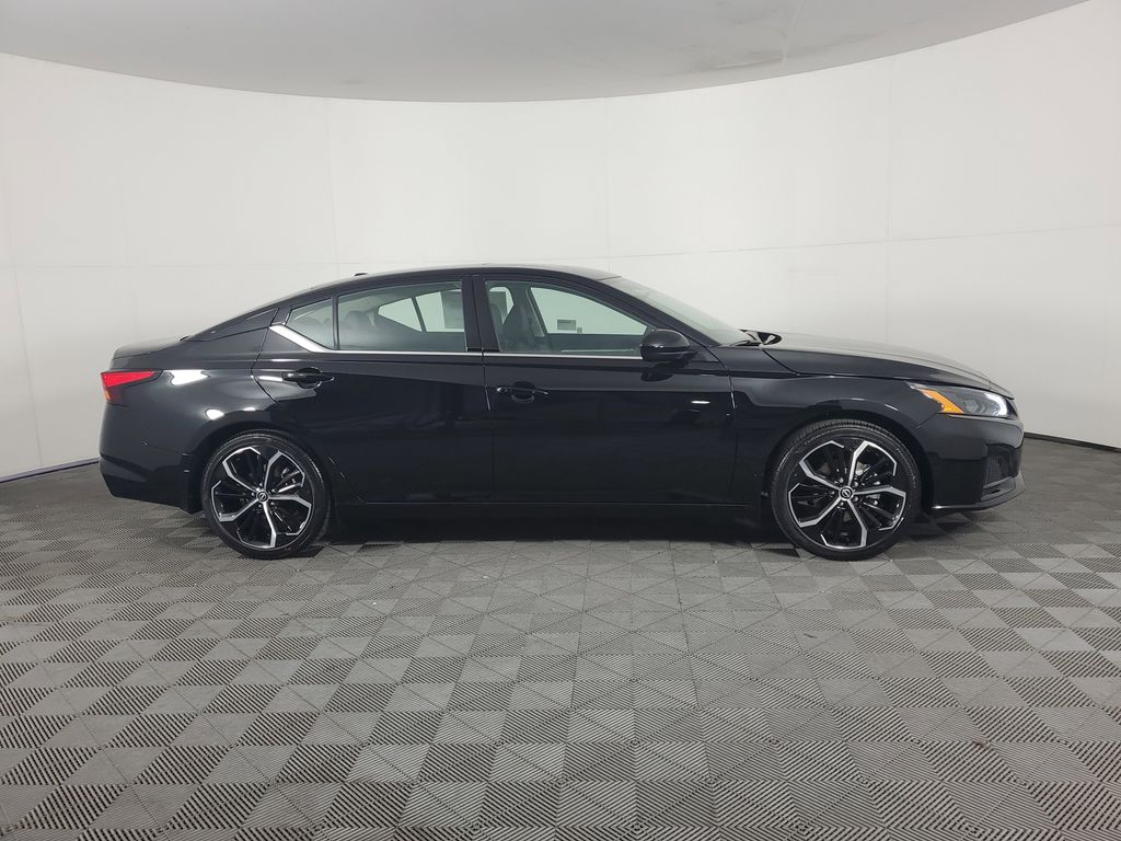 2025 Nissan Altima SR photo 2