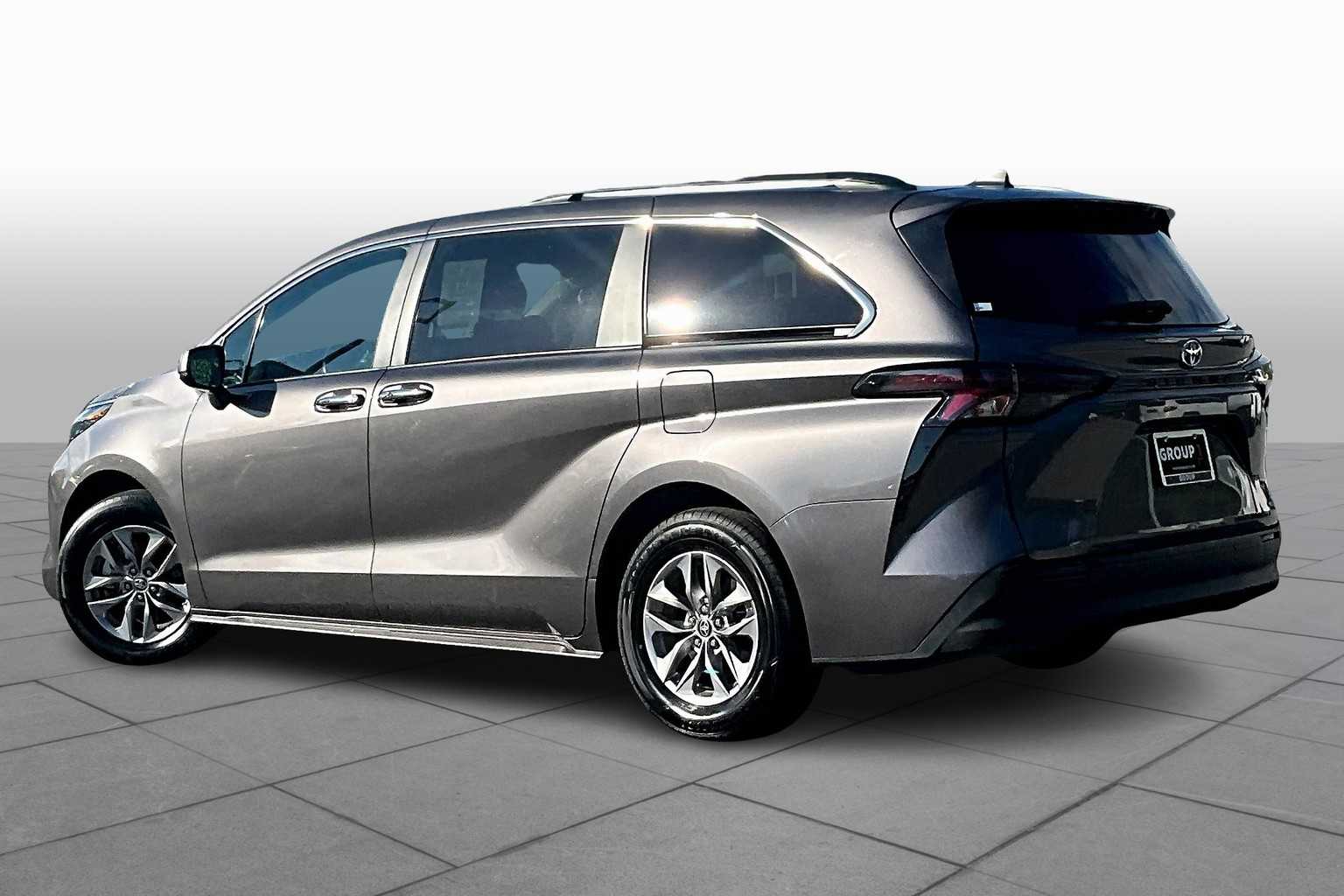 2024 Toyota Sienna XLE photo 11