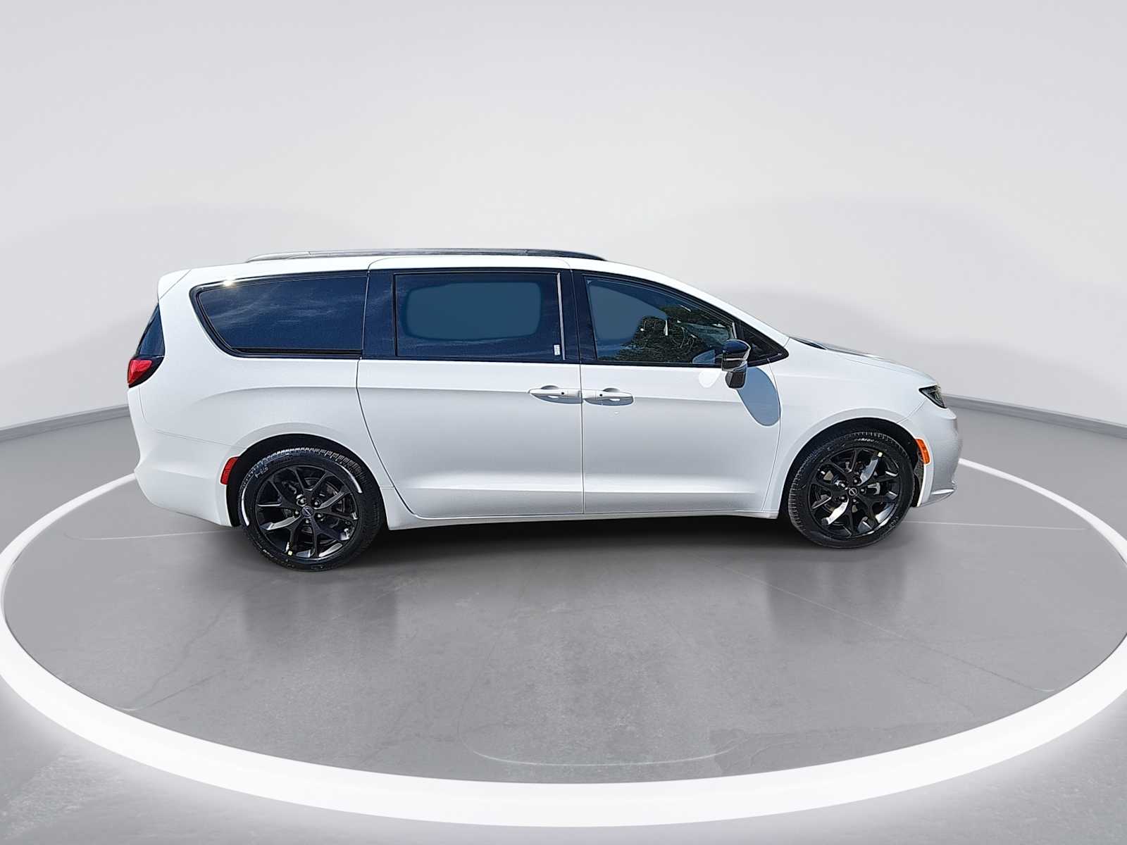 2026 Chrysler Pacifica Limited photo 9