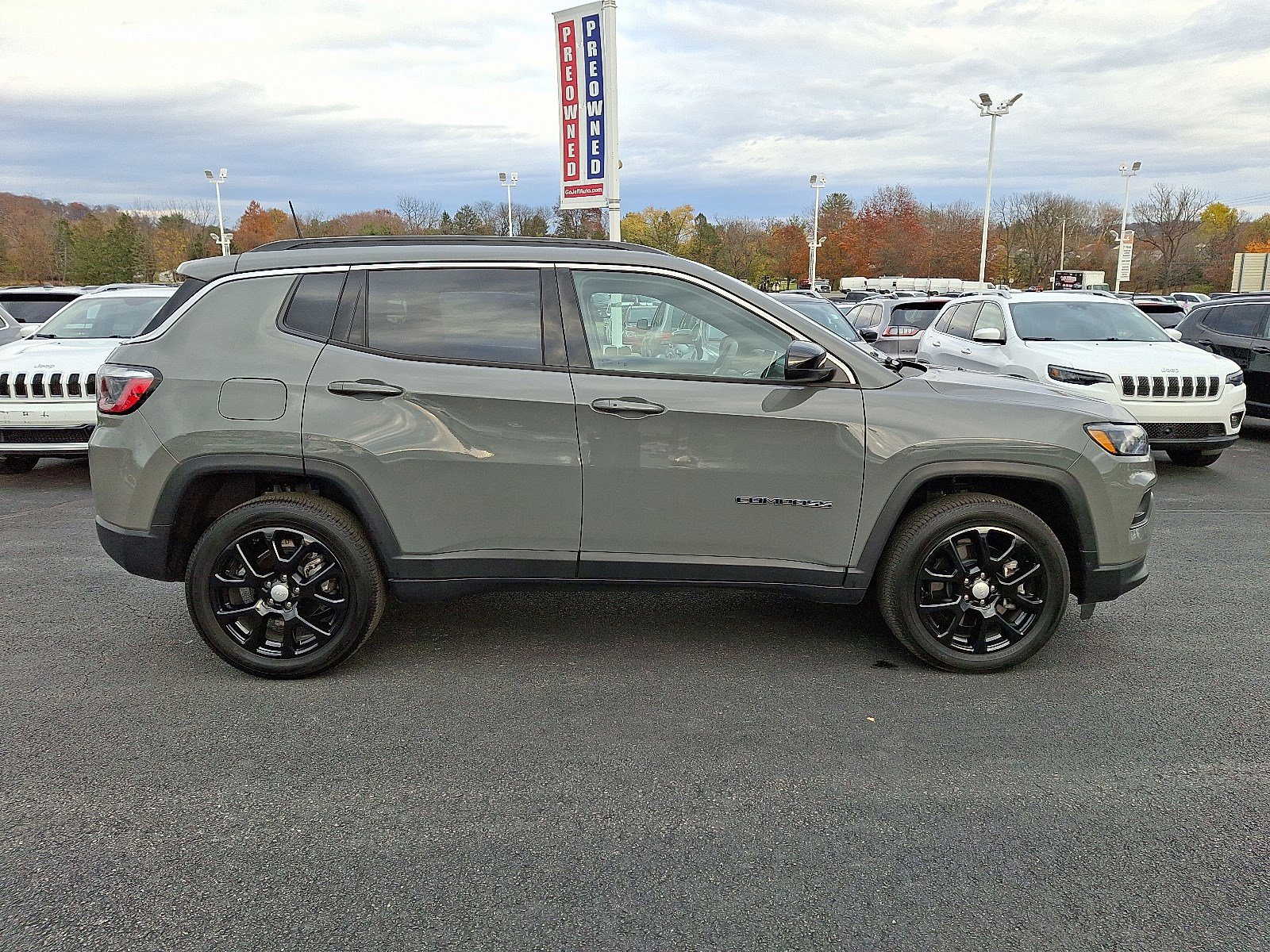 2023 Jeep Compass Latitude Lux photo 4