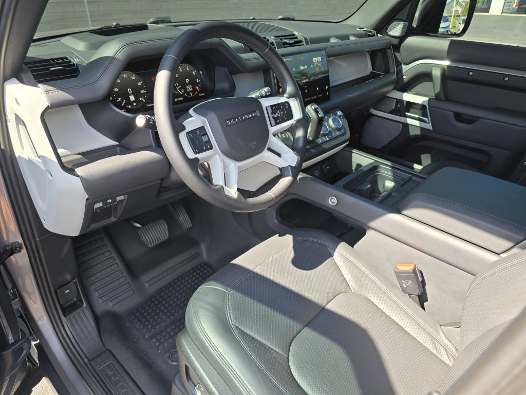 2023 Land Rover Defender 130 S photo 32
