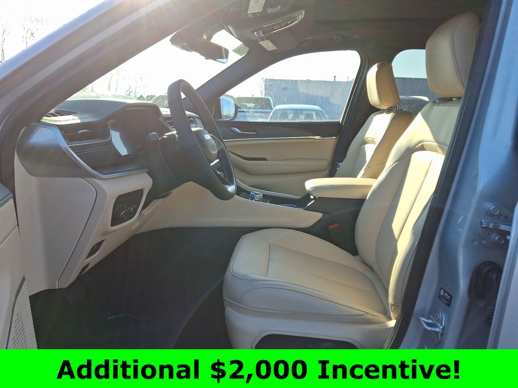 2025 Jeep Grand Cherokee Limited photo 4