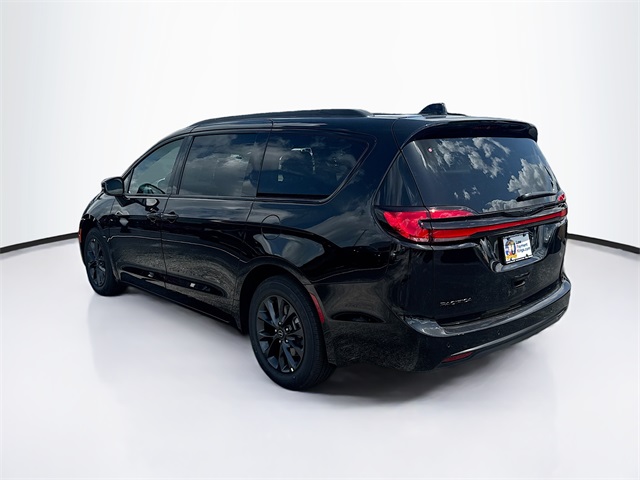 2025 Chrysler Pacifica photo 2