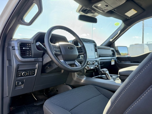 2025 Ford F-150 XLT photo 13