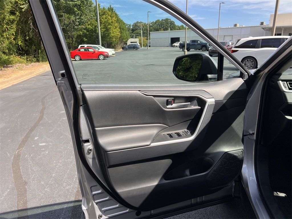 2024 Toyota RAV4 XLE photo 17