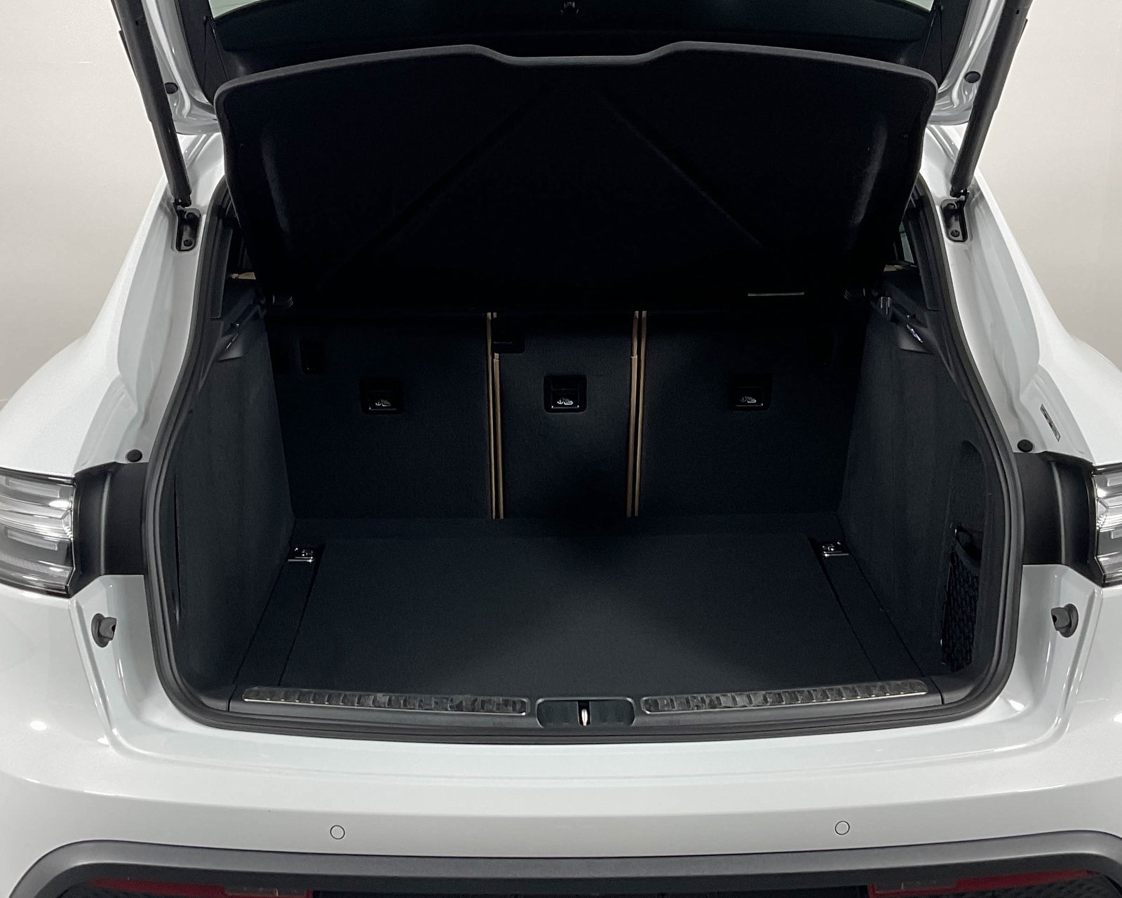 2026 Porsche Macan T photo 27
