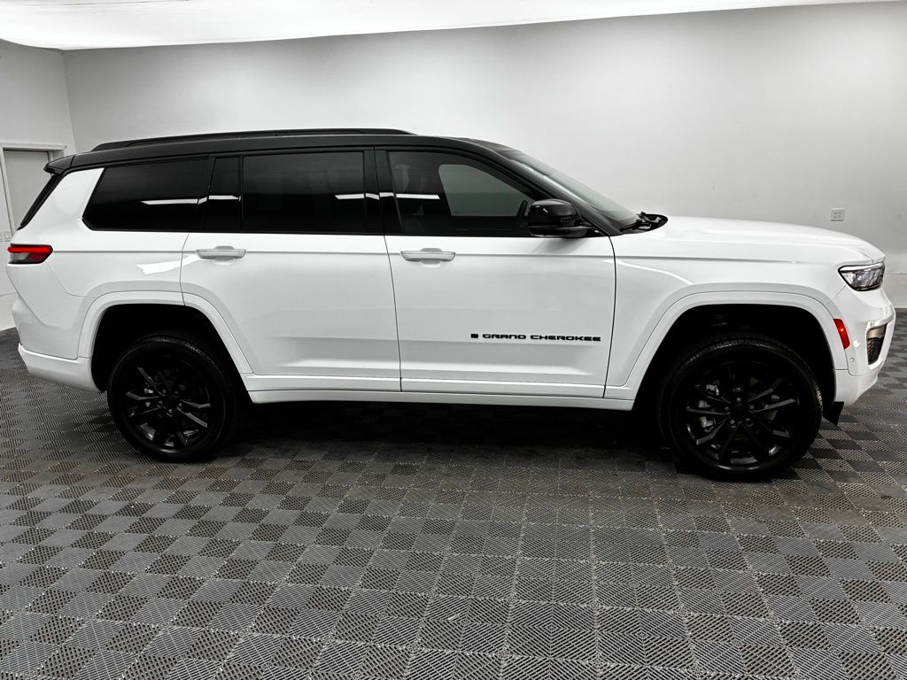 2022 Jeep Grand Cherokee Overland photo 16