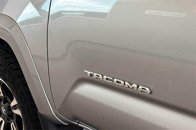 2019 Toyota Tacoma SR5 photo 24