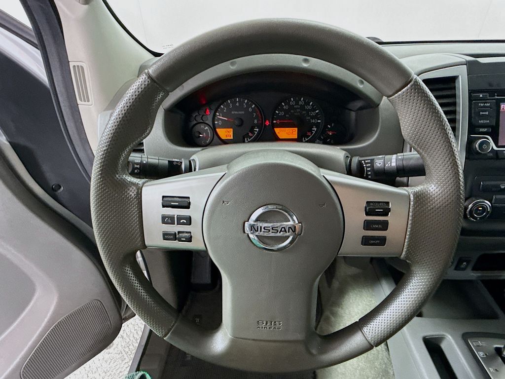 2016 Nissan Frontier SV Crew Cab photo 9