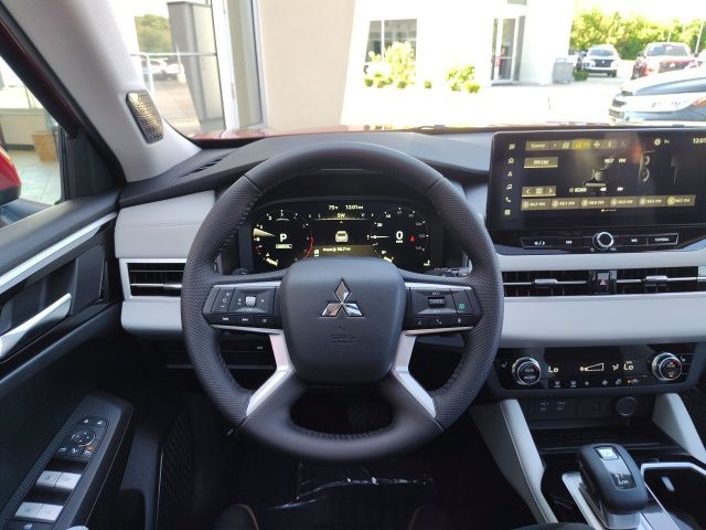 2025 Mitsubishi Outlander SE photo 11
