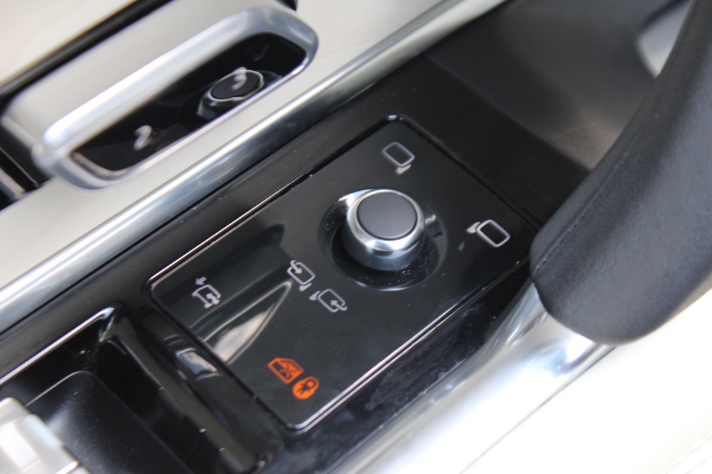 2023 Land Rover Range Rover SE photo 12