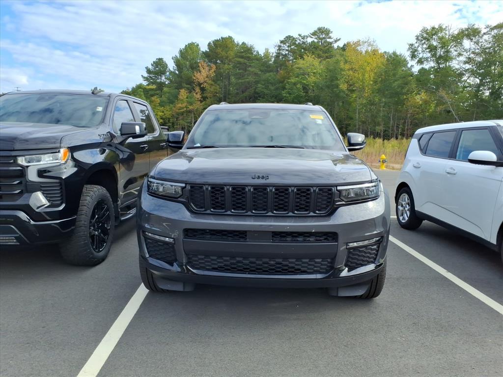 2025 Jeep Grand Cherokee Limited photo 2