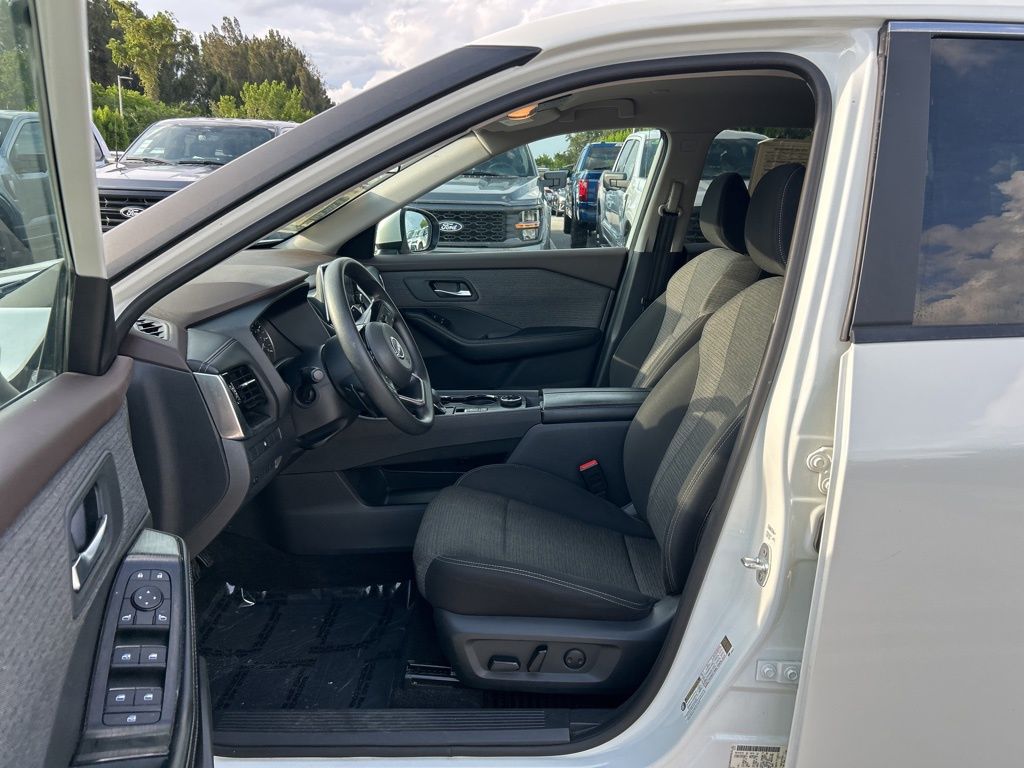 2023 Nissan Rogue SV photo 9