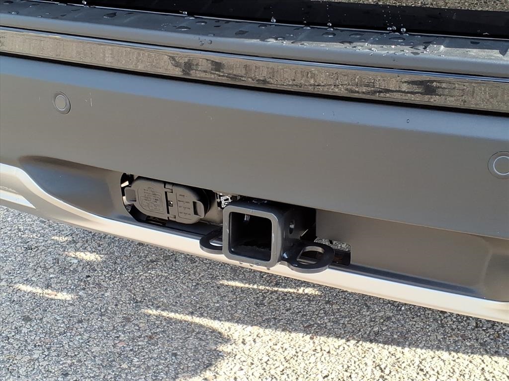 2025 Ford Explorer photo 3