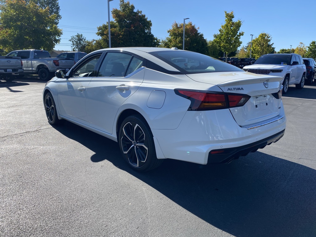 2023 Nissan Altima 2.5 SR photo 9