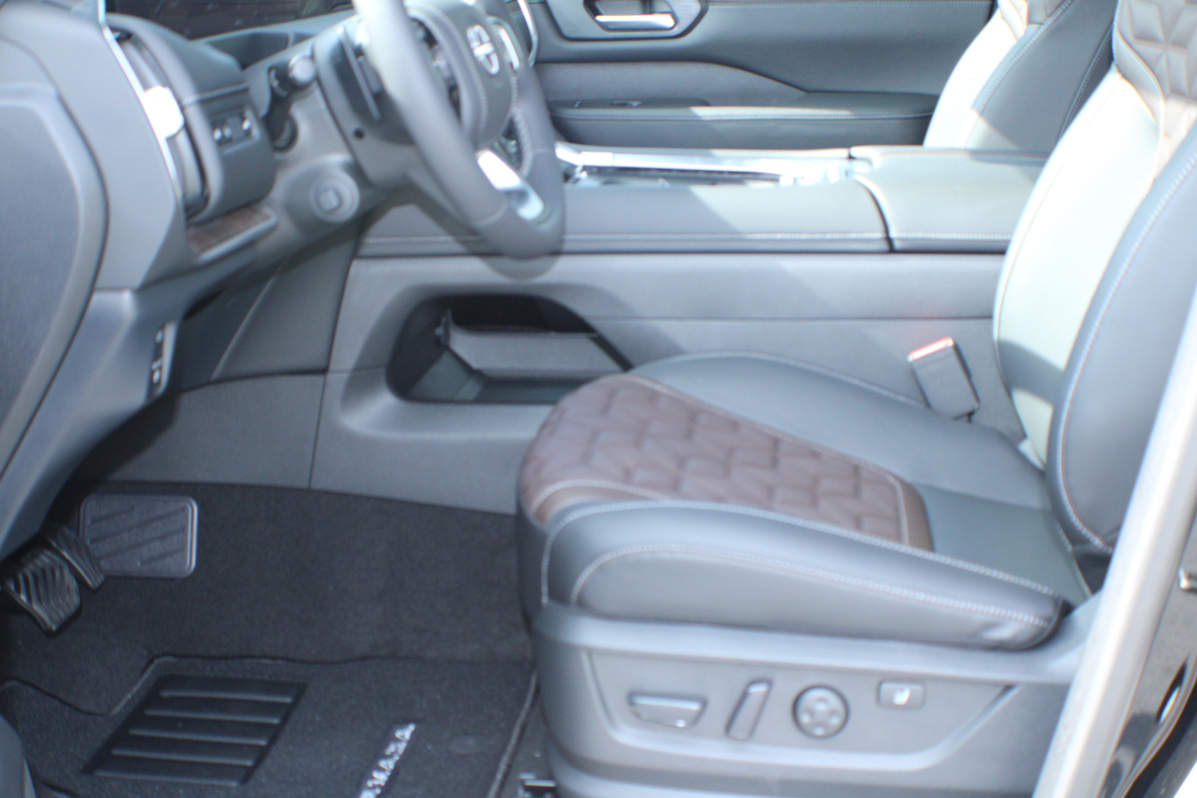2025 Nissan Armada Platinum Reserve photo 6