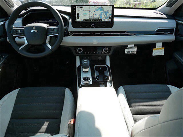 2025 Mitsubishi Outlander SE photo 6