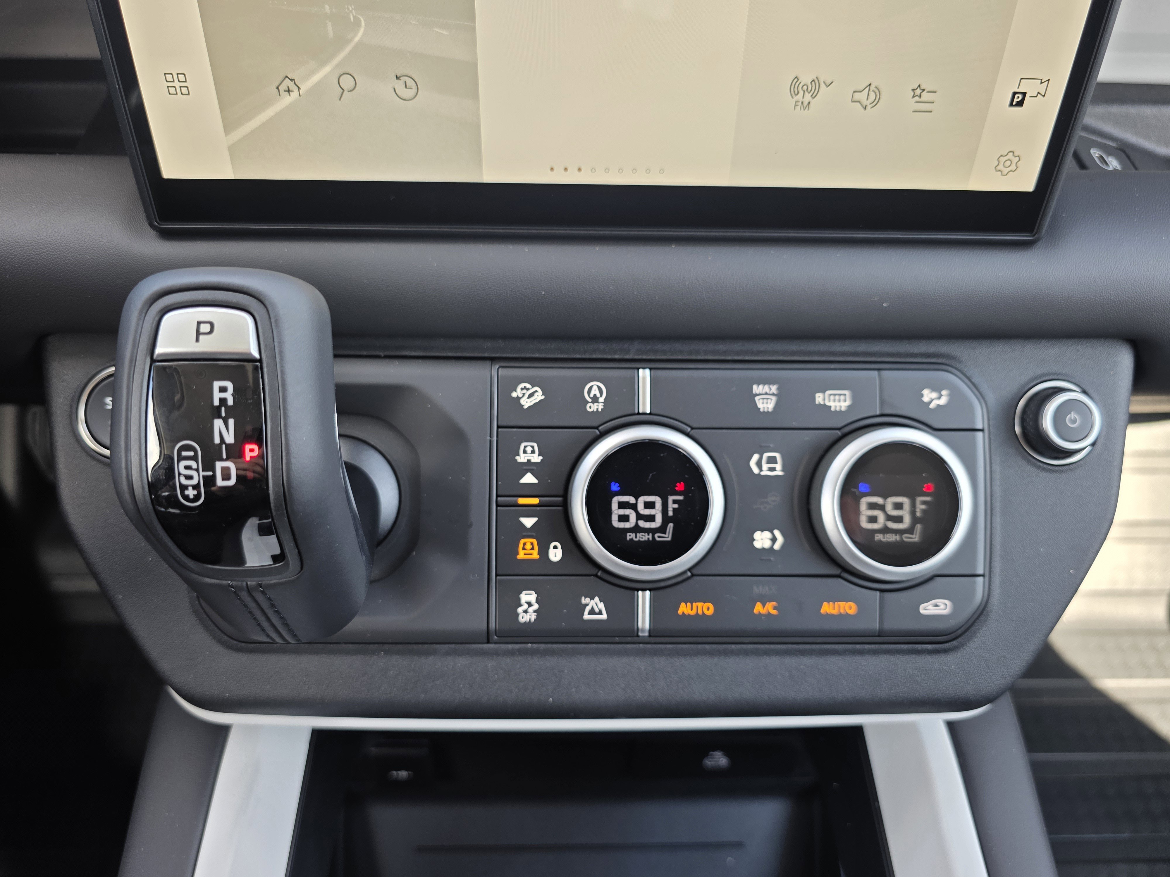 2025 Land Rover Defender 130 S photo 2