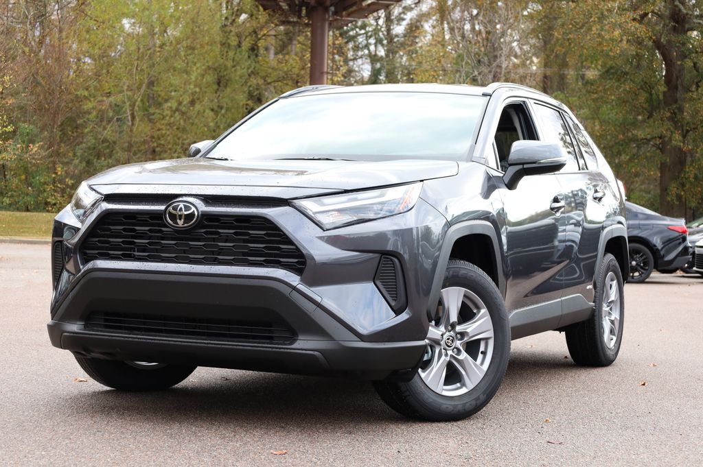 2025 Toyota RAV4 XLE's photo