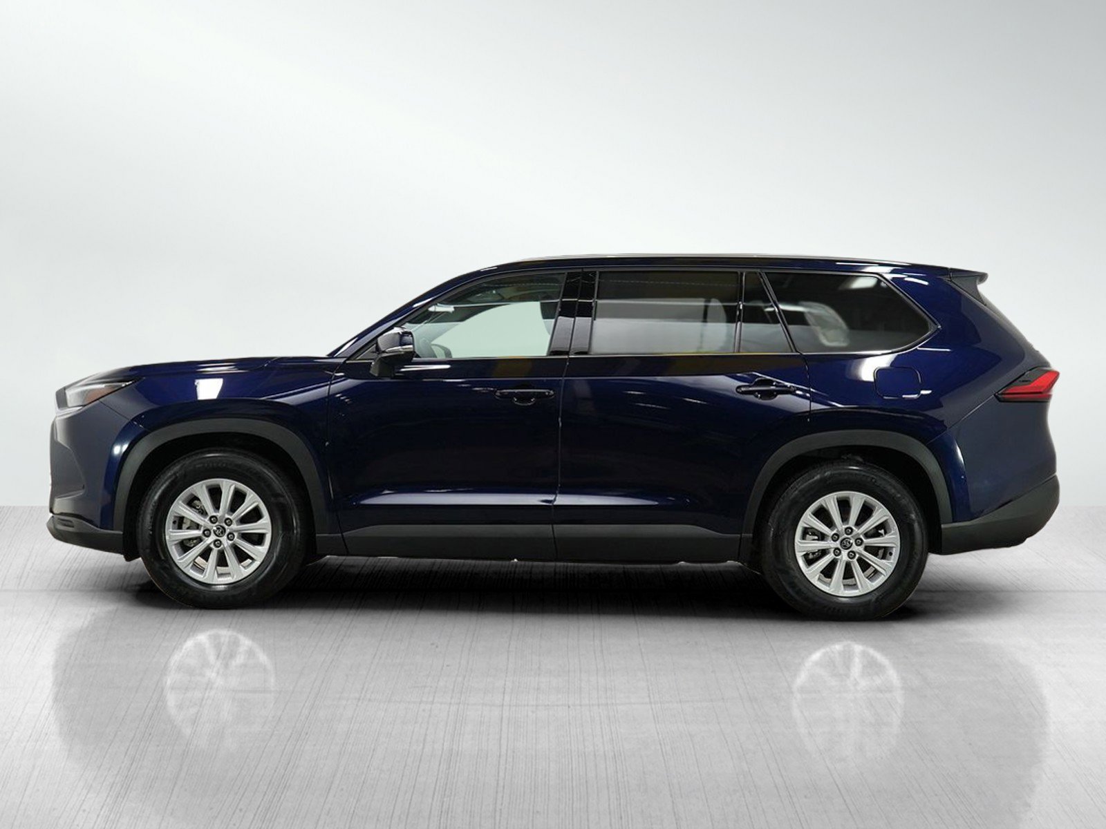 Used 2024 Toyota Grand Highlander XLE with VIN 5TDACAB5XRS008854 for sale in Bloomington, Minnesota