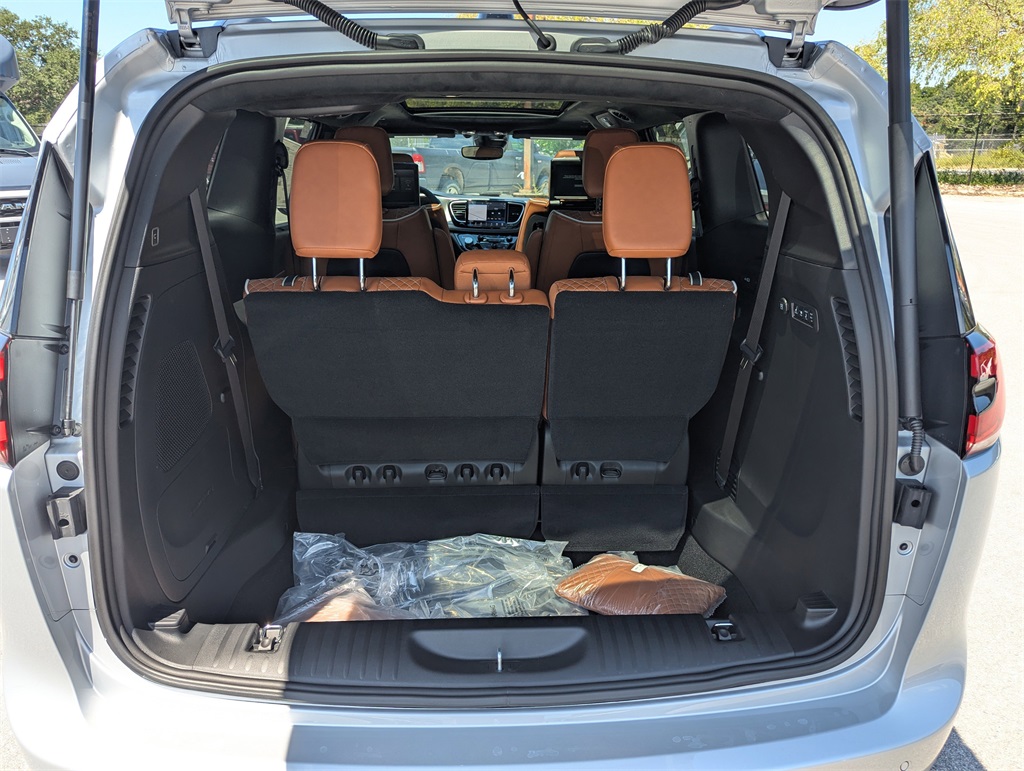 2026 Chrysler Pacifica Pinnacle photo 28