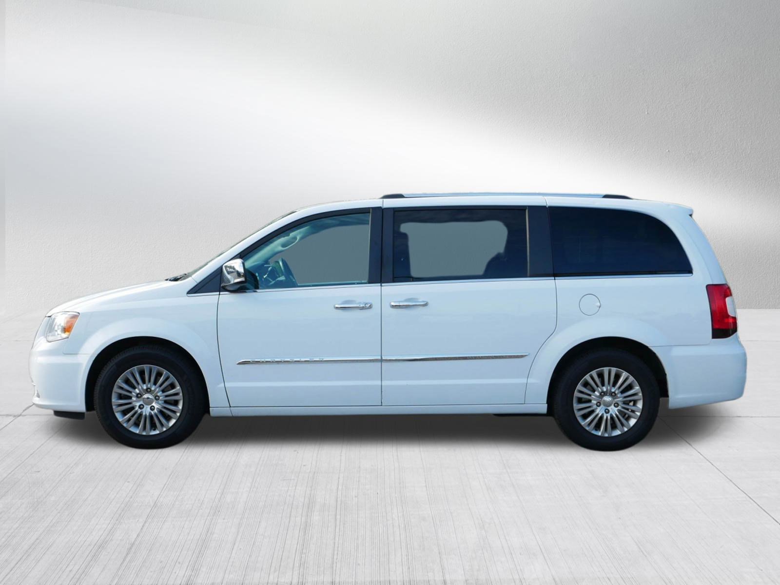 2015 Chrysler Town & Country Limited photo 4