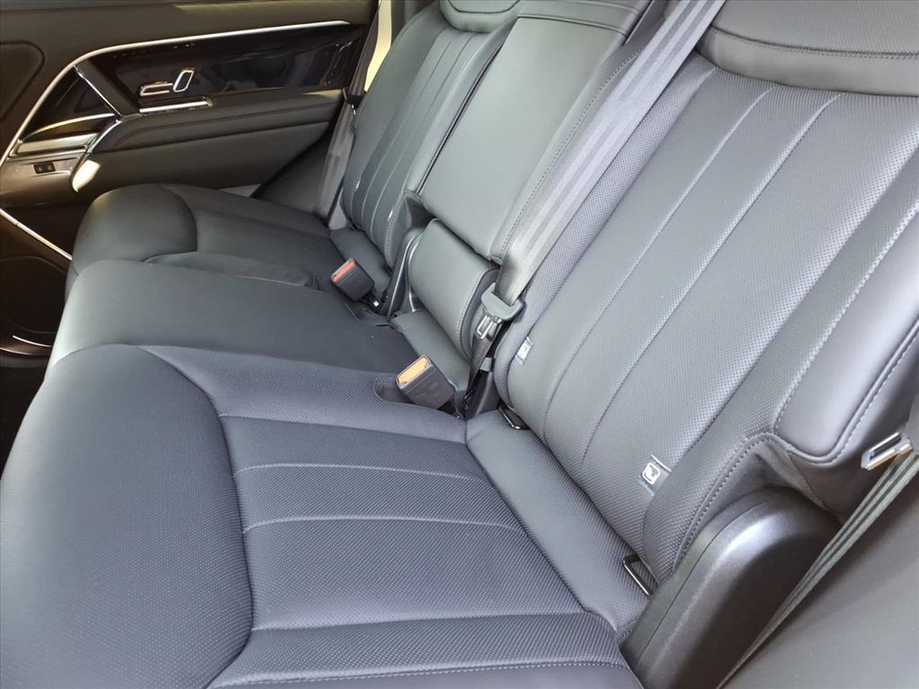 2025 Land Rover Range Rover SE photo 5