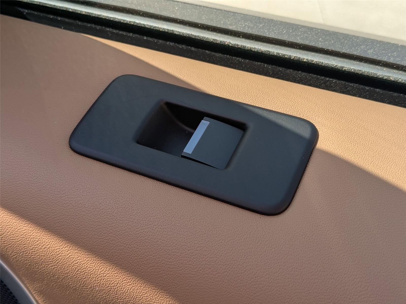 2025 Land Rover Discovery Metropolitan Edition photo 32