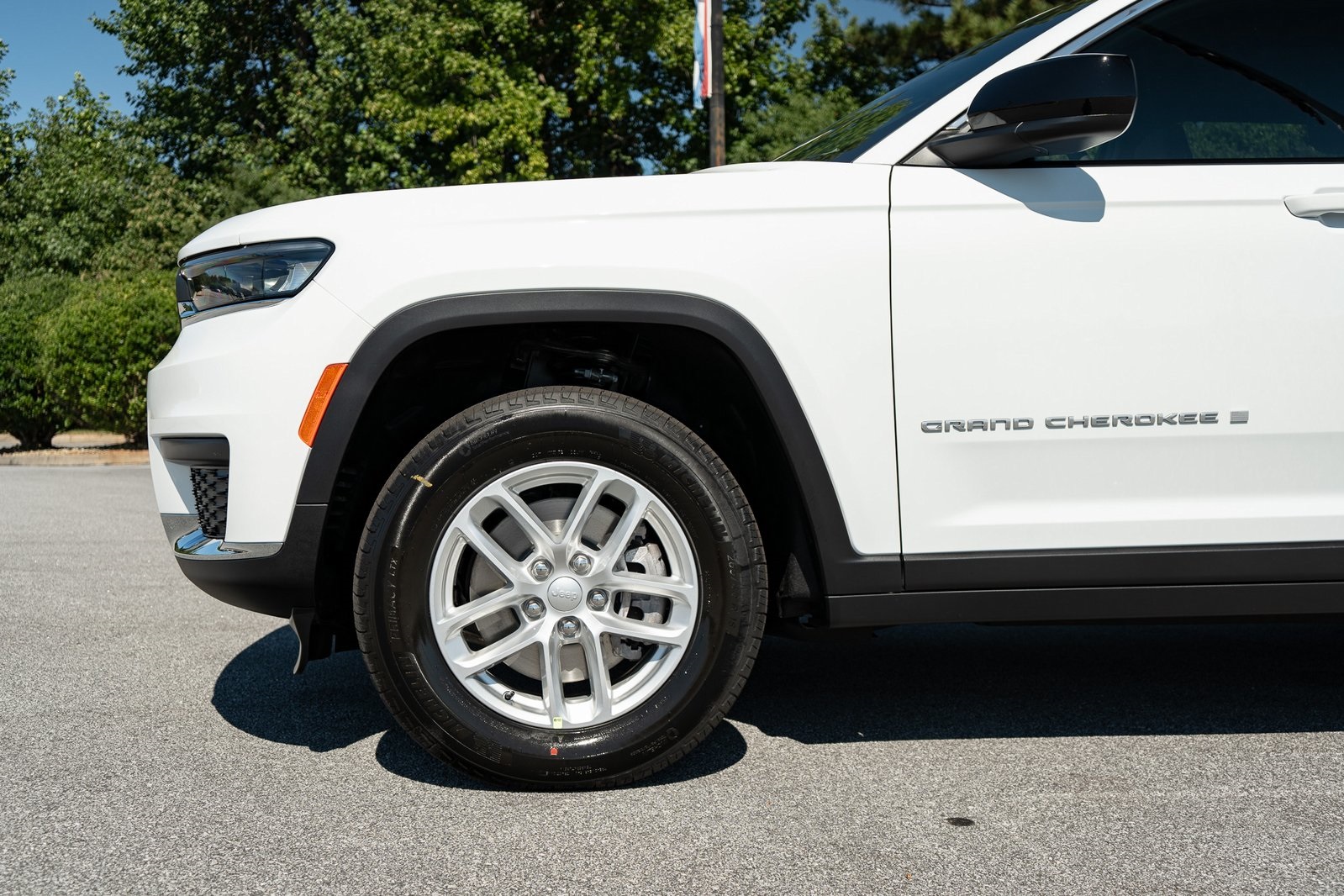2025 Jeep Grand Cherokee Laredo photo 4