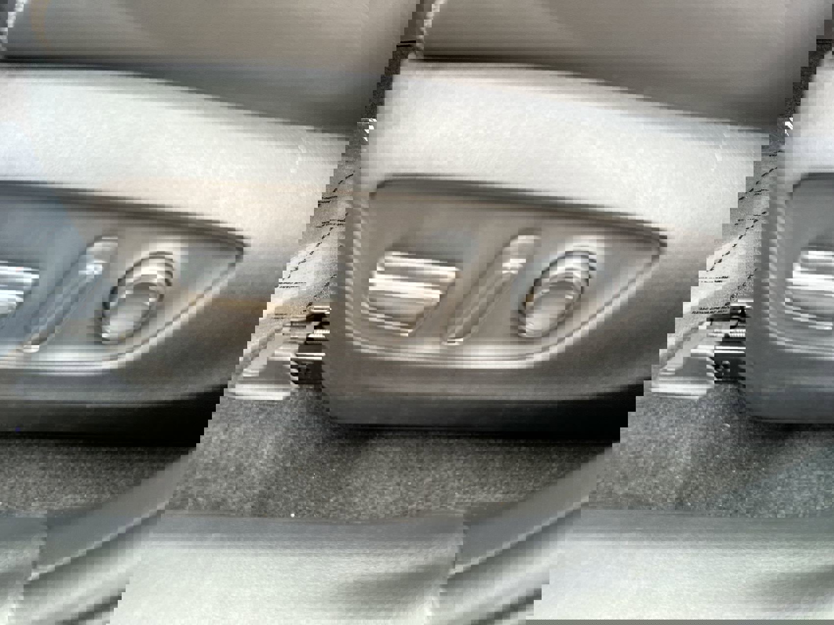 2021 Toyota RAV4 XLE Premium photo 9