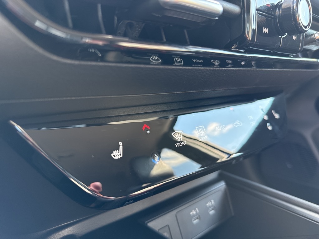 2026 Nissan Kicks SR photo 19