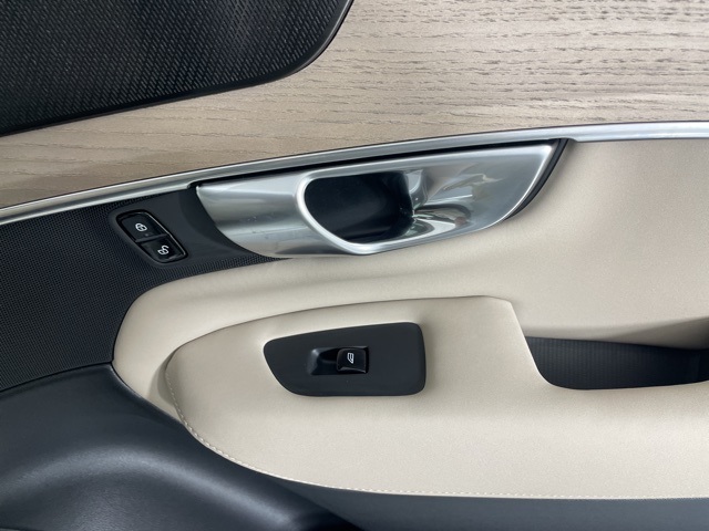 2025 Volvo XC90 B5 AWD Plus photo 12