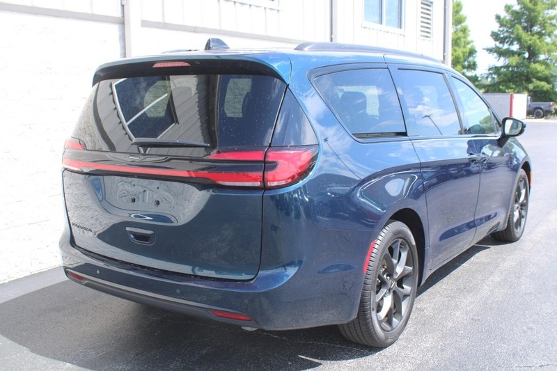 2024 Chrysler Pacifica Touring L photo 3