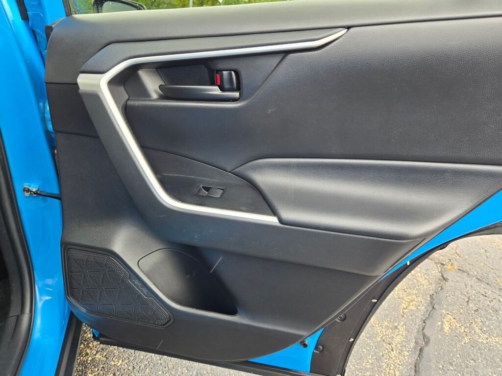 2021 Toyota RAV4 LE photo 8