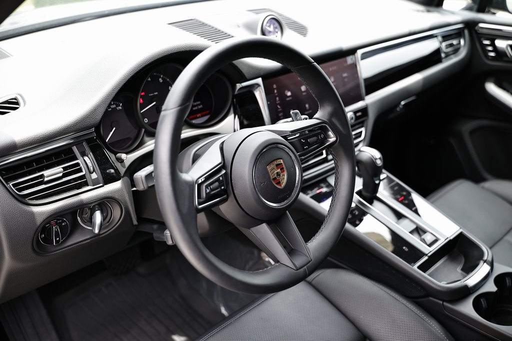 2025 Porsche Macan T photo 4