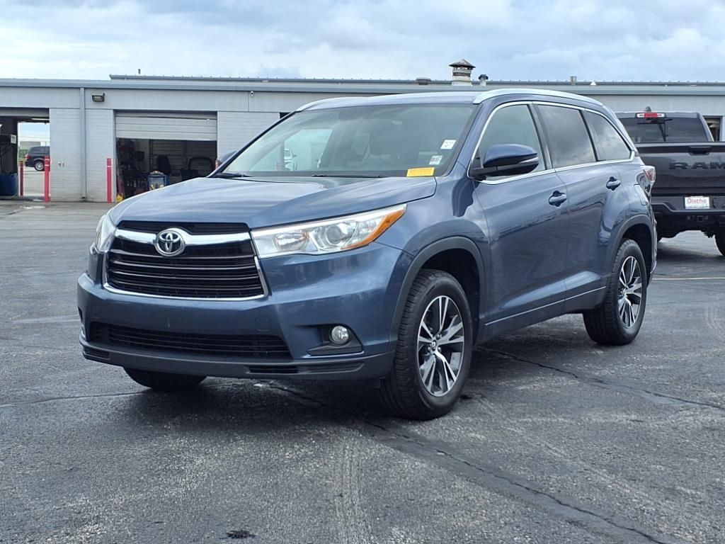 Used 2016 Toyota Highlander XLE with VIN 5TDKKRFH2GS506084 for sale in Kansas City
